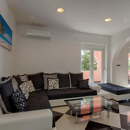 Mit Pool Und Schoenem Meerblick By Interhome * Crikvenica