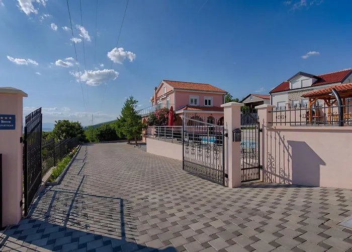 Mit Pool Und Schoenem Meerblick By Interhome Feriehus