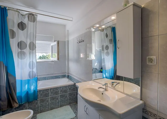 Mit Pool Und Schoenem Meerblick By Interhome Feriehus